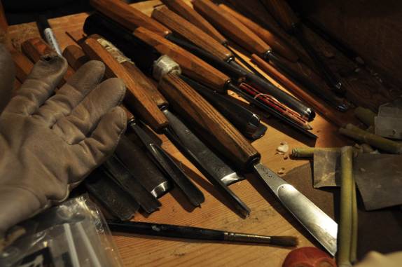 Ferramentas para trabalhar em madeira, em Centro Cultural em Haines, no sudeste do Alaska